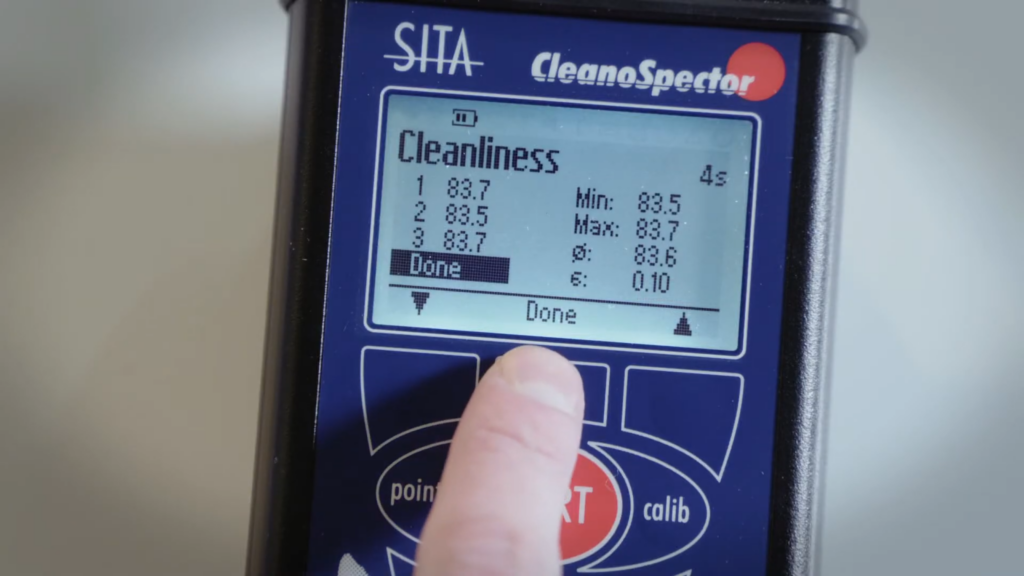 Contact-free cleanliness inspection 
of part surfaces by fluorescence 
measurement